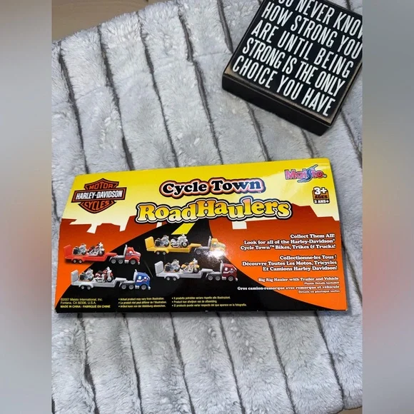 Maisto Harley-Davidson Road Haulers Toy Set - Red and Silver - Picture 3 of 7